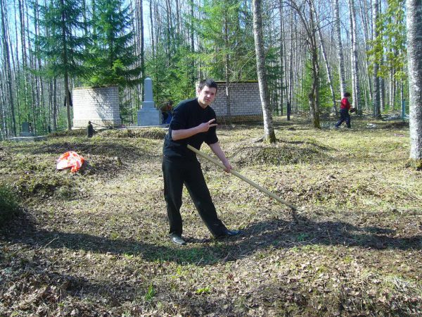 Уборка воинского захоронения в д Эстино